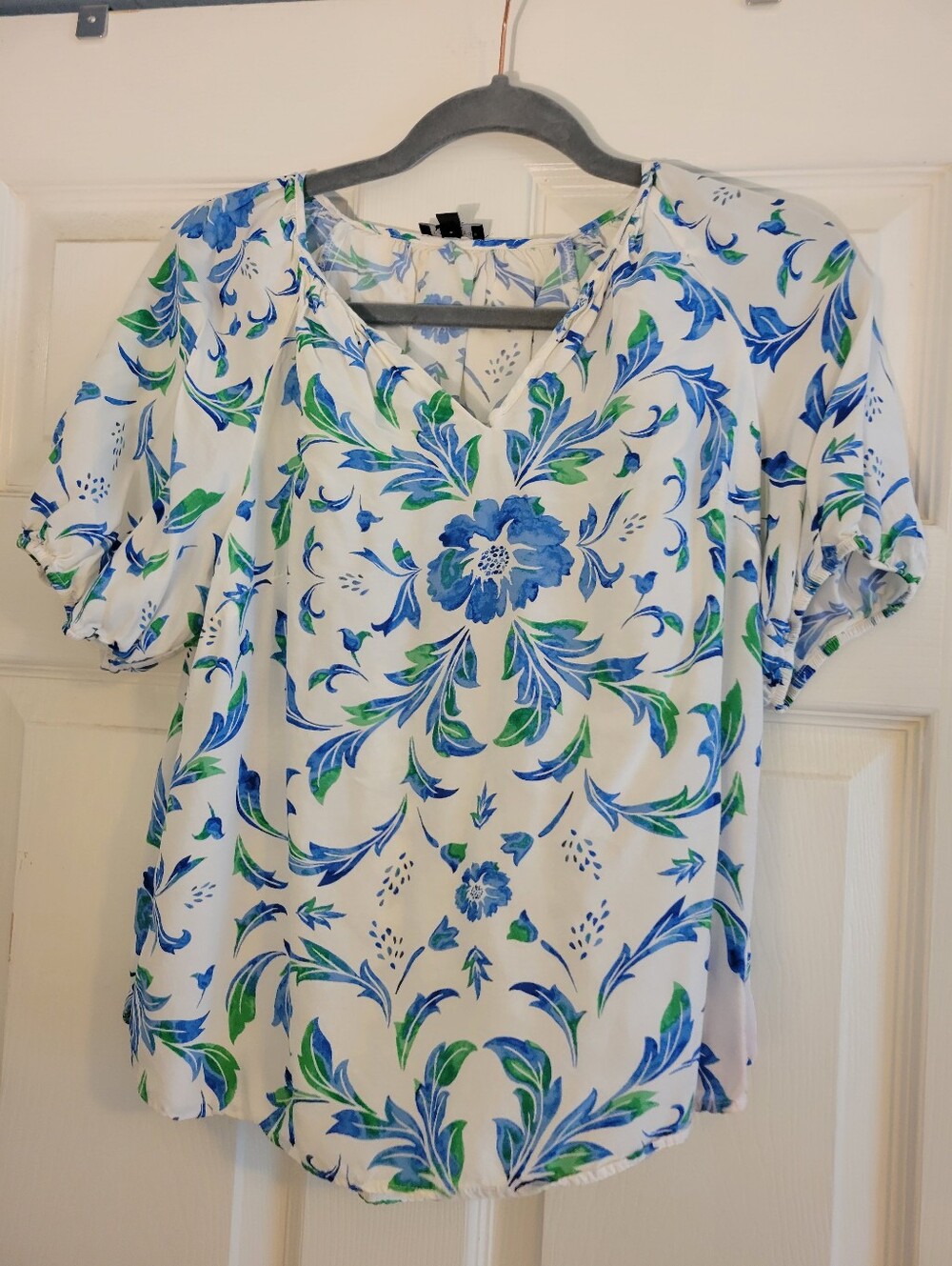 Talbots Floral V-Neck Puff Sleeve Top White & Blue Size M Petite Business Casual